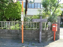 青木病院前の道標