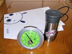 NHKからの参加記念品。目覚まし時計と携帯マグカップ。