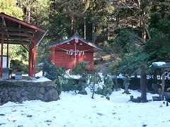 残雪の中の八幡神社