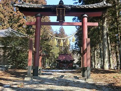示現神社の瓦葺きの笠木の鳥居