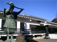 新田荘歴史資料館と新田義貞像