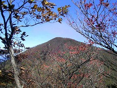 紅葉の先に黒檜山