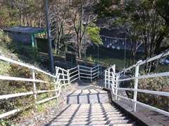 元宿駅へ降りる階段